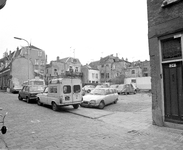 880578 Gezicht op een tijdelijk parkeerterrein aan de even zijde van de Pauwstraat te Utrecht, met rechts een deel van ...